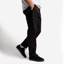 Spodnie chinos na deskorolkę CN500 Heavy czarne. Czarne chinosy Decathlon, bez wzorów, z bawełny, sportowe. Za 139.99 zł.