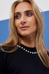 Sweter z ozdobnymi perełkami. Swetry MOODO, m, bez wzorów, z poliamidu, bez ramiączek. W wyprzedaży za 47.99 zł.