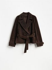 Zamszowa kurtka z kołnierzem - ciemnobrązowy. Brązowe kurtki Reserved, l, bez wzorów, z zamszu, bez kaptura. Za 599.99 zł.