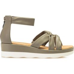 Clarks Sandały Clarks Clara Rae 26165378. Sandały Clarks, bez wzorów, bez obcasa, bez zapięcia. Za 284.90 zł.