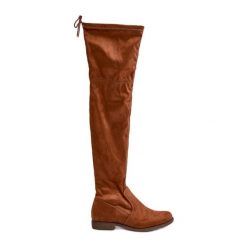 Kozaki Na Płaskim Obcasie Za Kolano Z Eko Zamszu Camel Linnithia brązowe. Brązowe kozaki bez wzorów, za kolano, bez obcasa, na płaskiej podeszwie, bez zapięcia. Za 153.43 zł.