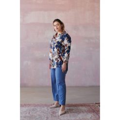 Spodnie Damskie Destini Plus Size Light Blue. Niebieskie spodnie materiałowe blue shadow, bez wzorów, z elastanu, z podwyższonym stanem. Za 199.90 zł.