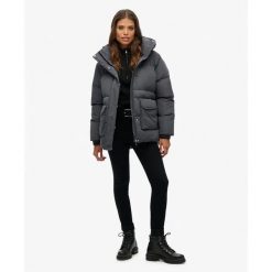 Króka kurtka puchowa damska z wypełnieniem syntetycznym Superdry. Brązowe kurtki Superdry, na zimę, bez wzorów, z puchu, bez kaptura. Za 684.85 zł.