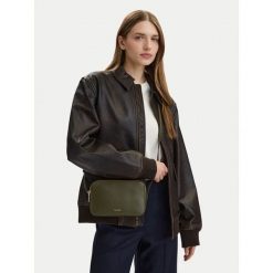 Torebka Calvin Klein. Zielone listonoszki Calvin Klein, bez wzorów, bez dodatków. Za 409.99 zł.