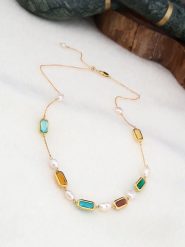 Pierres de Jade Pozłacany naszyjnik z elementami ozdobnymi - dł. 50 cm rozmiar: onesize. Białe naszyjniki Pierres de Jade, z materiału, z cyrkonią, pozłacane. Za 113.99 zł.