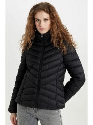 DeFacto Kurtka pikowana w kolorze czarnym rozmiar: S. Czarne kurtki DeFacto, s, bez wzorów, bez kaptura. Za 152.99 zł.