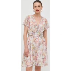 Guess sukienka midi rozkloszowana. Sukienki Guess, l, z aplikacjami, z tkaniny, bez kołnierzyka, bez ramiączek, midi, rozkloszowane. Za 549.99 zł.