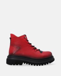 CZERWONE BOTKI ZE SKÓRY NATURALNEJ K003LEREOBB108. Czerwone botki Venezia, bez wzorów, ze skóry, bez obcasa, bez zapięcia. Za 399.00 zł.