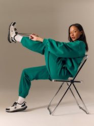 4F Spodnie dresowe joggery damskie - zielone XL. Zielone spodnie dresowe 4f, bez wzorów, z dresówki. Za 139.99 zł.