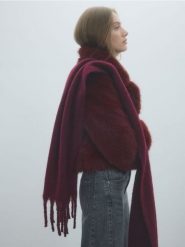 Szalik z frędzlami - burgundowy. Czerwone szaliki i kominy Reserved, bez wzorów. W wyprzedaży za 59.99 zł.