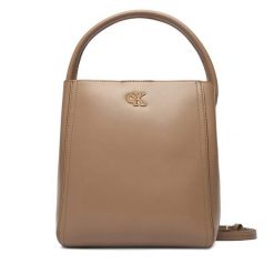 Torebka Calvin Klein. Brązowe torebki klasyczne Calvin Klein, bez wzorów, klasyczne, bez dodatków. Za 569.99 zł.