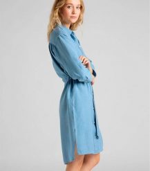 LEE LONG DENIM DRESS REGULAR FIT DAMSKA SUKIENKA FADED BLUE L50YGIOF. Niebieskie sukienki Lee, l, bez wzorów, z denimu, bez kołnierzyka, bez ramiączek. Za 179.99 zł.