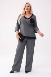 Elegancki grafitowy komplet Adriana - bluzka + długie spodnie PLUS SIZE XXL OVERSIZE. Szare bluzki Moda Size Plus Iwanek, plus size, bez wzorów, z materiału, biznesowe, bez kołnierzyka, plus size, bez ramiączek. W wyprzedaży za 299.90 zł.