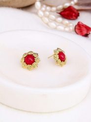 Pierres de Jade Pozłacane kolczyki-wkrętki z koralami rozmiar: onesize. Czerwone kolczyki Pierres de Jade, z koralem, pozłacane. Za 43.99 zł.