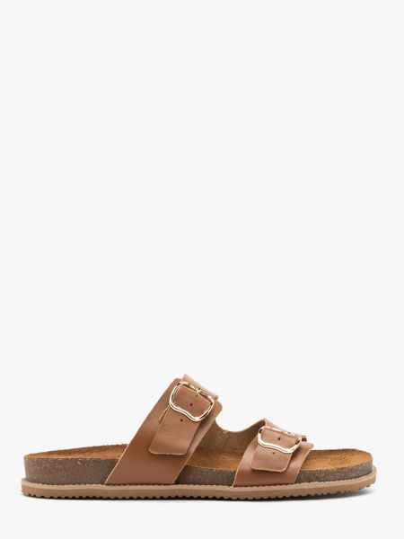 Jasnobrązowe klapki damskie płaskie. Brązowe klapki Ryłko, bez wzorów, z jeansu, klasyczne, bez obcasa, na płaskiej podeszwie, bez zapięcia. W wyprzedaży za 299.99 zł.