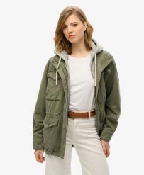 Superdry Bluza z kapturem Jersey Military – Chive Green. Zielone bluzy Superdry, bez wzorów, z bawełny, eleganckie, bez ramiączek, z kapturem. Za 422.50 zł.