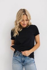 T-SHIRT INGA CZARNY Z HAFTEM L - Flawless. Czarne t-shirty sportowe Flawless, l, bez wzorów, z bawełny, bez ramiączek. Za 95.00 zł.
