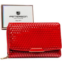 Czerwony, poziomy portfel damski ze skóry ekologicznej zamykany suwakiem i zatrzaskiem PTN 001-CUB Peterson. Czerwone portfele Peterson, bez wzorów, z lakierowanej skóry. Za 69.99 zł.