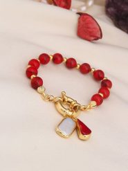 L'Atelier de Gaia Pozłacana bransoletka z koralami rozmiar: onesize. Czerwone bransoletki L'Atelier de Gaia, z koralem, pozłacane. Za 78.84 zł.