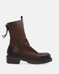 BRĄZOWE BOTKI Z NUBUKU MA05 NABU MORO. Brązowe botki Venezia, bez wzorów, z nubiku, bez obcasa, bez zapięcia. Za 479.00 zł.