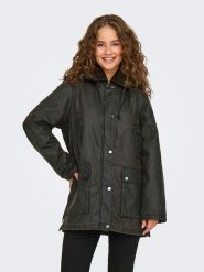 ONLY Parka "Mountain" w kolorze czarnym rozmiar: L. Czarne płaszcze ONLY, l, bez wzorów, bez kaptura. Za 132.05 zł.