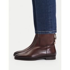 Botki U.S. Polo Assn. Brązowe botki U.S. Polo Assn., bez wzorów, bez obcasa, na płaskiej podeszwie, bez zapięcia. Za 449.99 zł.