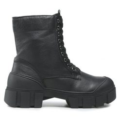Botki Caprice. Czarne botki Caprice, bez wzorów, bez obcasa, na płaskiej podeszwie, bez zapięcia. Za 329.99 zł.