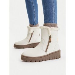 Botki Go Soft. Białe botki GO SOFT, bez wzorów, bez obcasa, na koturnie, bez zapięcia. Za 259.99 zł.