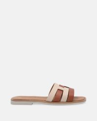 BEŻOWE KLAPKI Z KWADRATOWYM NOSKIEM 779 BEIGE-TAN. Brązowe klapki Venezia, bez wzorów, ze skóry, bez obcasa, bez zapięcia. Za 179.00 zł.