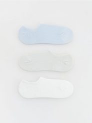 Krótkie skarpetki 3 pack - jasnoniebieski. Niebieskie skarpetki Reserved, bez wzorów. Za 39.99 zł.