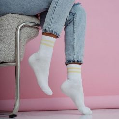 Białe skarpetki damskie dwa paski 1235 yl. Białe skarpetki Milena, bez wzorów, z bawełny. Za 16.90 zł.