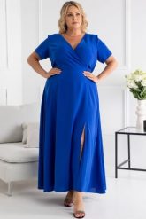 Sukienka z kopertowym dekoltem FIOMENA long chabrowa. Niebieskie sukienki KARKO, do pracy, plus size, bez wzorów, z elastanu, biznesowe, bez kołnierzyka, plus size, bez ramiączek, maxi, kopertowe. Za 319.50 zł.