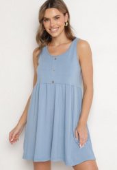 Jasnoniebieska Sukienka o Rozkloszowanym Kroju na Szerokich Ramiączkach z Guzikami Jenovira. Niebieskie sukienki Born2be, na co dzień, l, bez wzorów, bez kołnierzyka, bez ramiączek, rozkloszowane. Za 39.99 zł.