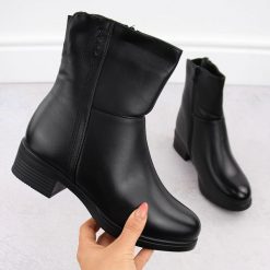 Botki damskie ocieplane czarne Filo Donna Z24-39. Czarne botki Filo Donna, bez wzorów, ze skóry ekologicznej, bez obcasa, bez zapięcia. Za 115.00 zł.