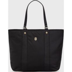 Tommy Hilfiger torebka kolor czarny. Czarne shopper bag Tommy Hilfiger, bez wzorów, z włókna, na ramię, bez dodatków. W wyprzedaży za 359.99 zł.