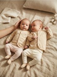 Bawełniane legginsy z ozdobnymi falbanami 2 pack - kremowy. Białe legginsy sportowe Sinsay, l, bez wzorów, z bawełny. Za 25.99 zł.