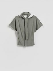 Bluzka z szalem - oliwkowy. Zielone bluzki Reserved, l, bez wzorów, z dzianiny, bez kołnierzyka, bez ramiączek. Za 69.99 zł.