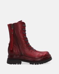SZNUROWANE BOTKI B51205 CARDINAL. Czerwone botki Venezia, bez wzorów, ze skóry, bez obcasa, bez zapięcia. Za 879.00 zł.