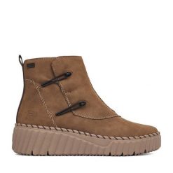 Botki Rieker. Brązowe botki Rieker, bez wzorów, bez obcasa, na koturnie, bez zapięcia. Za 399.99 zł.