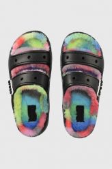 Crocs klapki Classic Cozzzy Spray Dye Sandal kolor czarny 208046. Czarne klapki Crocs, bez wzorów, z gumy, bez obcasa, na płaskiej podeszwie, bez zapięcia. W wyprzedaży za 164.99 zł.