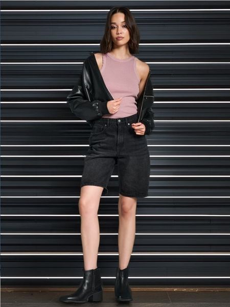 Kurtka bomberka - czarny. Czarne kurtki Sinsay, l, bez wzorów, ze skóry, bez kaptura. Za 39.99 zł.