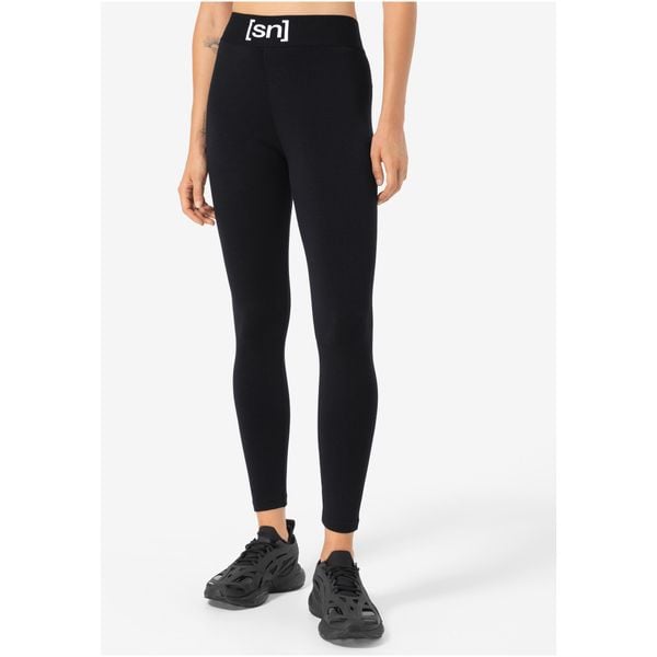Legginsy damskie SUPER.NATURAL Fintess Shorts. Czarne legginsy super.natural, bez wzorów, sportowe. Za 349.99 zł.