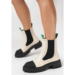 Beżowe Botki Sinnett. Brązowe botki Born2be, z aplikacjami, eleganckie, za kostkę, bez obcasa, na płaskiej podeszwie, bez zapięcia. W wyprzedaży za 149.99 zł.