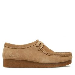 Półbuty Clarks. Brązowe półbuty wsuwane Clarks, bez wzorów, bez obcasa, na płaskiej podeszwie. Za 389.99 zł.