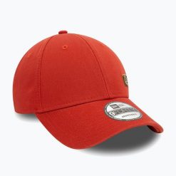 Czapka z daszkiem New Era Ne Pin 940. Czerwone czapki z daszkiem New Era, bez wzorów. Za 119.99 zł.