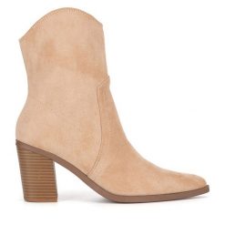 Kowbojki JENNY. Brązowe botki Jenny, bez wzorów, bez obcasa, na słupku, bez zapięcia. Za 135.99 zł.