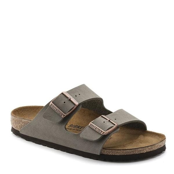 Klapki damskie Birkenstock Arizona Bfbc. Brązowe klapki Birkenstock, bez wzorów, z materiału, bez obcasa, bez zapięcia. Za 379.00 zł.
