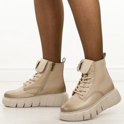 Beżowe botki damskie na platformie Potocki 19333. Brązowe botki POTOCKI, bez wzorów, z dzianiny, eleganckie, z okrągłym noskiem, bez obcasa, na platformie, bez zapięcia. W wyprzedaży za 203.15 zł.