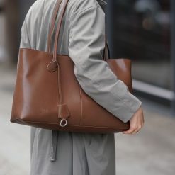 Shopper damski Solier FL37 Marlen c. brązowy. Brązowe shopper bag Solier, z aplikacjami, z materiału, biznesowe, na ramię, zdobione, bez dodatków. Za 329.00 zł.