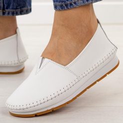 Białe skórzane półbuty damskie S.Barski 7051. Białe półbuty wsuwane S.BARSKI, na jesień, bez wzorów, z jeansu, casualowe, bez obcasa, na płaskiej podeszwie. Za 219.00 zł.